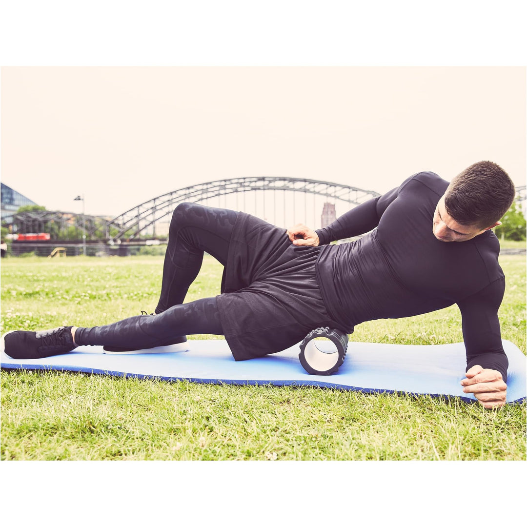 Rola de masaj din spuma negru/alb 33 cm - Gorilla Sports Ro